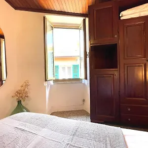 Apartment Historic Downtown By The Sea With King Bed Italy